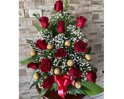 12 Rosas Rojas con Chocolate - Floristería El Tulipán